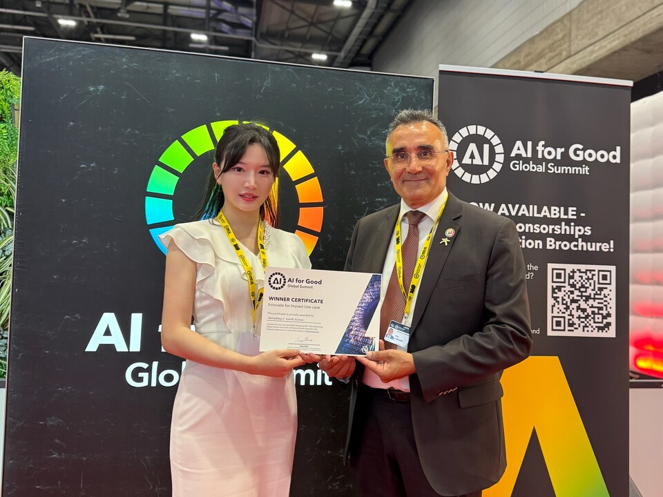 모핑아이(이경민 CTO(왼쪽))가 세계 표준화 경연에서 최종 1위를 차지한 후 ITU관계자와 기념촬영을 하고 있다./모핑아이