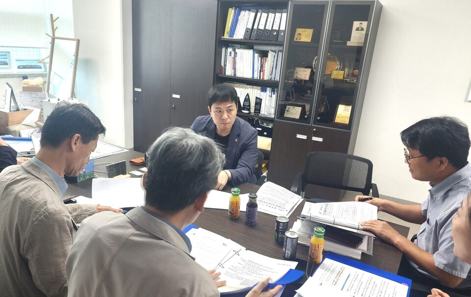 유영일 부위원장(국민의힘, 안양5)은 19일 경기도 관계부서와 간담회를 갖고 생활숙박시설(생숙)의 합법적 사용을 지원하기 위한 숙박업 신고 기준 완화 조례 제정을 추진한다고 밝혔다./ 경기도의회 제공