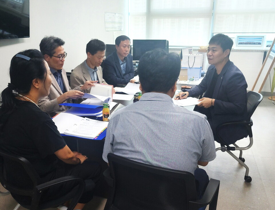 유영일 의원은 “공중위생관리법 시행규칙에 따라 지자체가 지역 여건에 맞춰 숙박업 신고 요건을 완화할 수 있다”며, 현행 30실 이상인 신고 기준을 20실 이상으로 낮추는 조례안을 9월 임시회에 대표 발의하겠다고 밝혔다./ 경기도의회 제공 