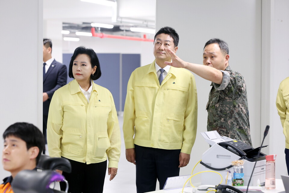 김진경 경기도의회 의장(더불어민주당·시흥3)은 19일 경기도 전시종합상황실을 방문해 ‘2025년 을지연습’에 참여한 공직자들을 격려했다./ 경기도의회 제공