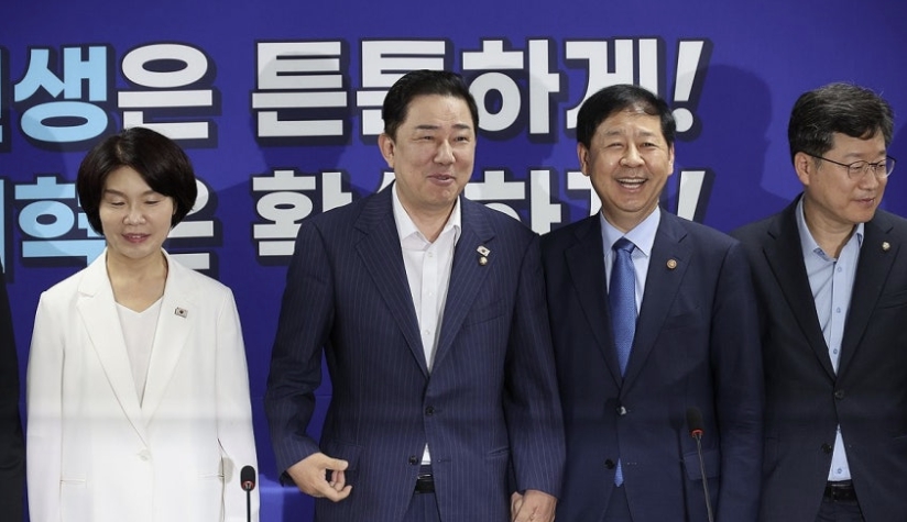 20일 서울 여의도 국회 의원회관에서 열린 새정부 경제성장전략 관련 당정 협의에서 더불어민주당 김병기 원내대표, 구윤철 부총리 겸 기재부 장관 등 참석자들이 기념촬영을 하고 있다./연합뉴스