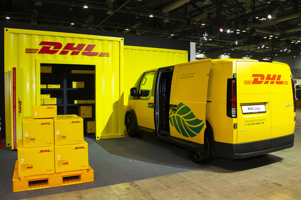 DHL 코리아가 국제 특송 서비스 강화를 위해 다음달 ‘봉고3’와 ‘PV5 카고’를 포함한 전기 배송차 총 43대를 도입한다./미디컴