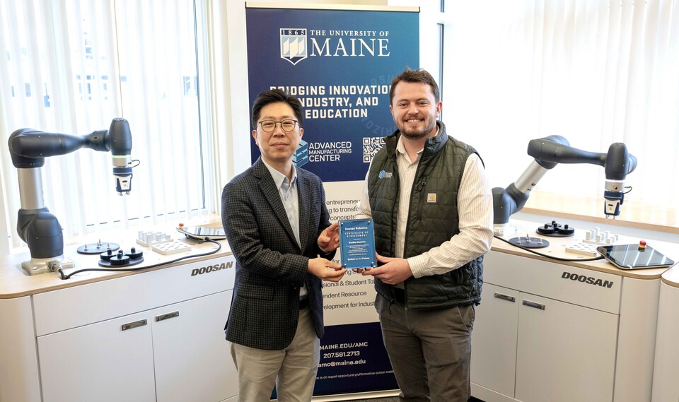 두산로보틱스 김현수 상무(왼쪽)가 메인대학교 첨단제조센터 브래들리 덴홀름 부소장과 기념 촬영을 하고 있다./두산