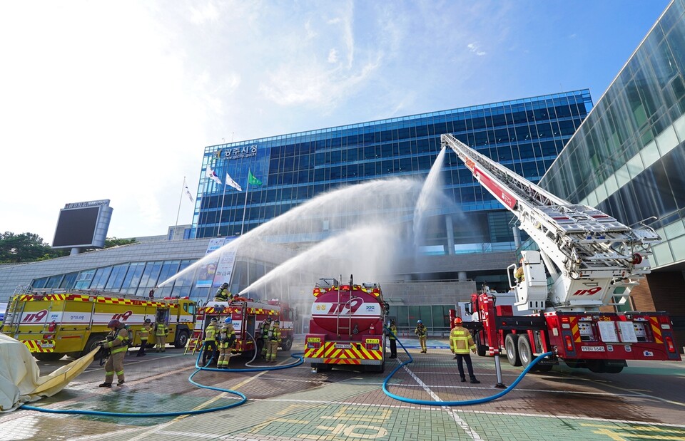 광주시는 지난 19일 2025 을지연습과 연계해 청사 폭발 테러 상황을 대비한 실제 훈련을 실시했다./ 광주시 제공