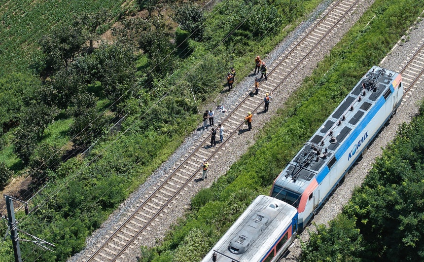 무궁화호 열차가 선로 인근에서 작업 중이던 근로자 7명을 치는 사고가 발생한 19일 경북 청도군 화양읍 삼신리 청도소싸움 경기장 인근 경부선 철로에서 경찰과 소방, 코레일 등 관계자들이 사고 조사를 하고 있다./연합뉴스