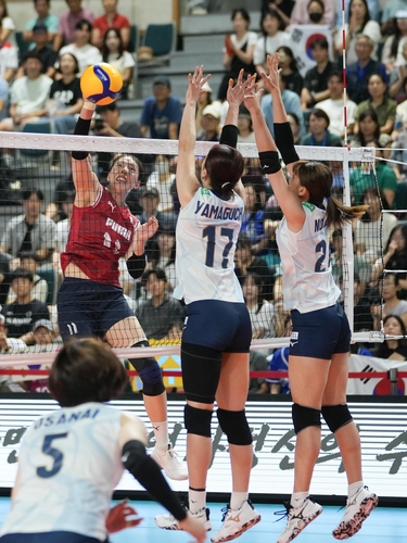 일본 수비를 피해 공격을 시도하는 육서영(붉은 색 유니폼). /대한배구협회 제공