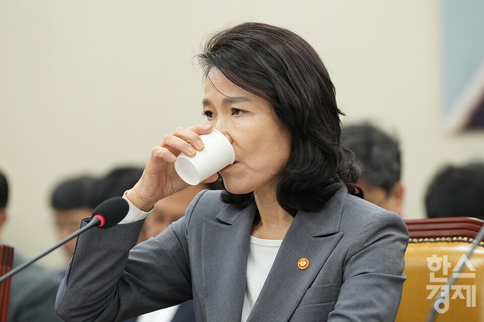 이진숙 방송통신위원회 위원장이 20일 서울 여의도 국회에서 열린 과학기술정보방송통신위원회 전체회의에 출석해 물을 마시고 있다. /최대성 기자 dpdaesung@sporbiz.co.kr 2025.08.20.