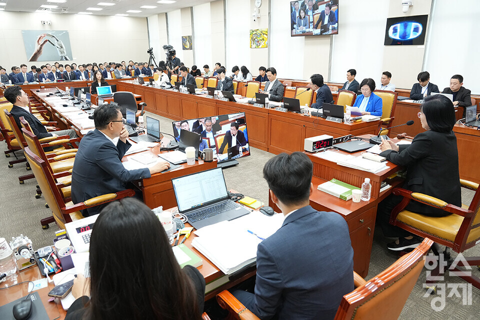 20일 서울 여의도 국회에서 과학기술정보방송통신위원회 전체회의가 열리고 있다. 최민희 위원장이 회의를 주재하고 있다. /최대성 기자 dpdaesung@sporbiz.co.kr 2025.08.20.