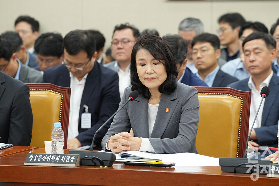 이진숙 방송통신위원회 위원장이 20일 서울 여의도 국회에서 열린 과학기술정보방송통신위원회 전체회의에 출석해 의원들의 질책을 들으며 분을 삭히고 있다. /최대성 기자 dpdaesung@sporbiz.co.kr 2025.08.20.