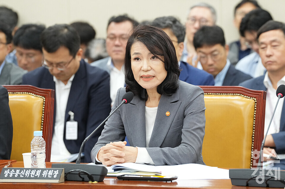 이진숙 방송통신위원회 위원장이 20일 서울 여의도 국회에서 열린 과학기술정보방송통신위원회 전체회의에 출석해 의원들의 질의에 답변하고 있다. /최대성 기자 dpdaesung@sporbiz.co.kr 2025.08.20.