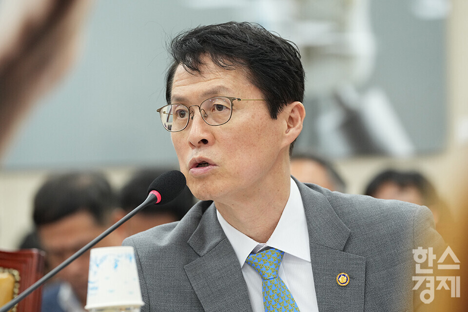 최원호 원자력안전위원회 위원장이 20일 서울 여의도 국회에서 열린 과학기술정보방송통신위원회 전체회의에 출석해 의원들의 질의에 답변하고 있다. /최대성 기자 dpdaesung@sporbiz.co.kr 2025.08.20.