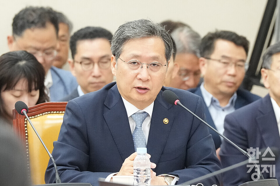 윤영빈 우주항공청장이 20일 서울 여의도 국회에서 열린 과학기술정보방송통신위원회 전체회의에 출석해 의원 질의에 답변하고 있다. /최대성 기자 dpdaesung@sporbiz.co.kr 2025.08.20.