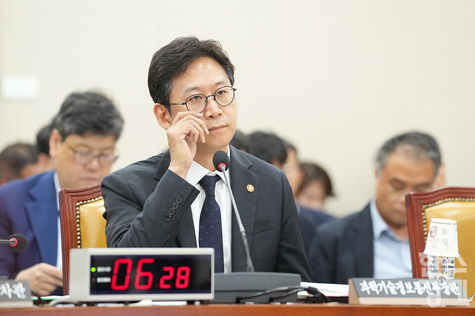 배경훈 과학기술정보통신부장관이 20일 서울 여의도 국회에서 열린 과학기술정보방송통신위원회 전체회의에 출석해 의원 질의를 듣고 있다. /최대성 기자 dpdaesung@sporbiz.co.kr 2025.08.20.