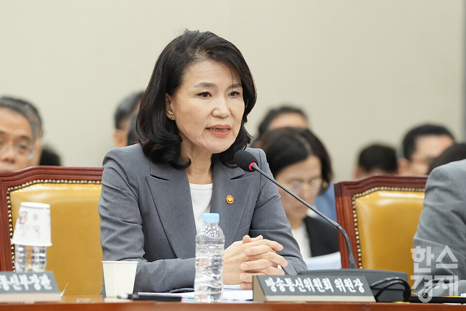 이진숙 방통위원장이 20일 서울 여의도 국회에서 열린 과학기술정보방송통신위원회 전체회의에 출석해 의원 질의에 답변하고 있다. /최대성 기자 dpdaesung@sporbiz.co.kr 2025.08.20.