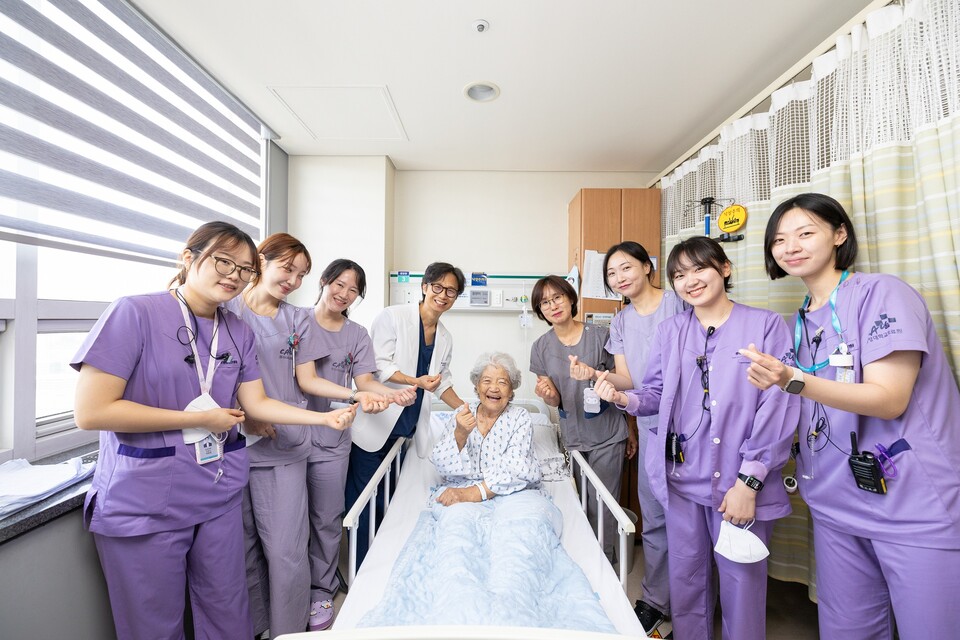 중앙대병원 심장혈관흉부외과팀이 85세 고령 환자의 3중 복합 심장판막질환 수술에 성공했다./중앙대병원 제공