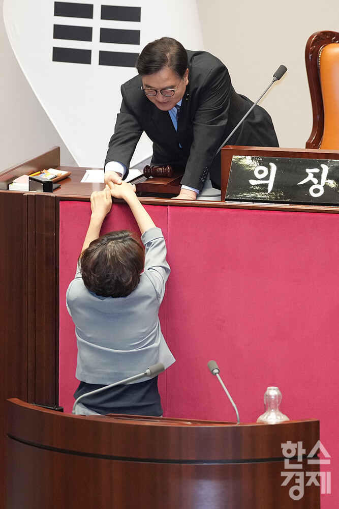 21일 서울 여의도 국회 본청에서 제428회 국회(임시회) 제1차 본회의가 열리고 있다. 우원식 국회의장이 더불어민주당 서미화 의원과 이야기하고 있다. /최대성 기자 dpdaesung@sporbiz.co.kr 2025.08.21.