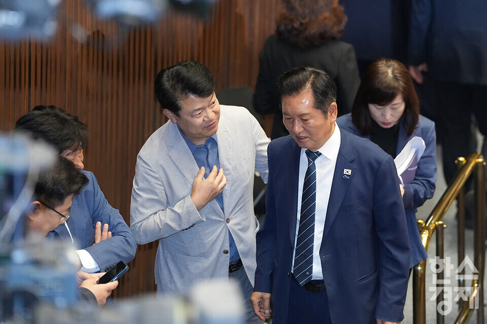 21일 서울 여의도 국회 본청에서 제428회 국회(임시회) 제1차 본회의가 열리고 있다. 더불어민주당 정청래 당대표가 의원들과 이야기하고 있다. /최대성 기자 dpdaesung@sporbiz.co.kr 2025.08.21.