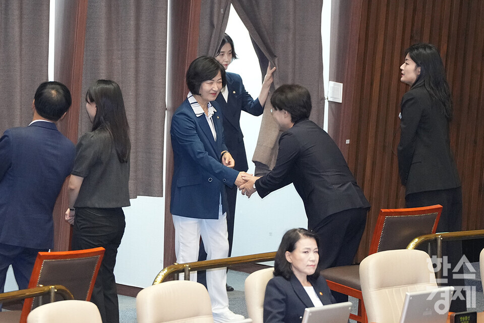 더불어민주당 추미애 의원이 21일 서울 여의도 국회 본청에서 열린 제428회 국회(임시회) 제1차 본회의에 참석해 법제사법위원장 보궐선거 투표를 마친 후 이동하고 있다. /최대성 기자 dpdaesung@sporbiz.co.kr 2025.08.21.