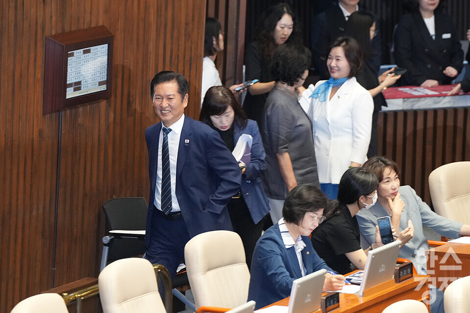 더불어민주당 정청래 당대표가 21일 서울 여의도 국회 본청에서 열린 제428회 국회(임시회) 제1차 본회의에 참석해 법제사법위원장 보궐선거 투표를 마친 후 추미애 의원을 지나치고 있다. /최대성 기자 dpdaesung@sporbiz.co.kr 2025.08.21.
