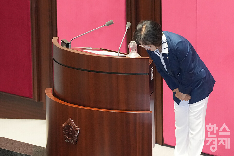 21일 서울 여의도 국회 본청에서 제428회 국회(임시회) 제1차 본회의가 열리고 있다. 추미애 신임 법사위원장이 당선 소감에 앞서 인사를 하고 있다. /최대성 기자 dpdaesung@sporbiz.co.kr 2025.08.21.