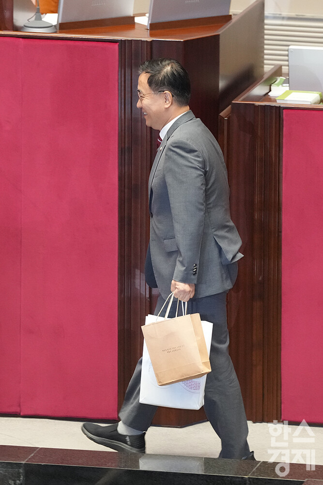 국민의힘 최형두 의원이 21일 서울 여의도 국회 본청에서 제428회 국회(임시회) 제1차 본회의서 한국교육방송공사법 일부개정법률안(대안) 관련 필리버스터(무제한 토론을 통한 합법적인 의사진행 방해)를 위해 이동하고  있다. /최대성 기자 dpdaesung@sporbiz.co.kr 2025.08.21.