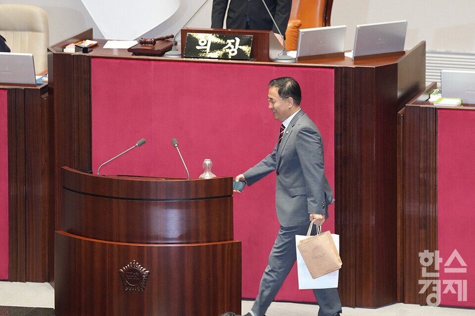 국민의힘 최형두 의원이 21일 서울 여의도 국회 본청에서 제428회 국회(임시회) 제1차 본회의서 한국교육방송공사법 일부개정법률안(대안) 관련 필리버스터(무제한 토론을 통한 합법적인 의사진행 방해)를 위해 이동하고  있다. /최대성 기자 dpdaesung@sporbiz.co.kr 2025.08.21.