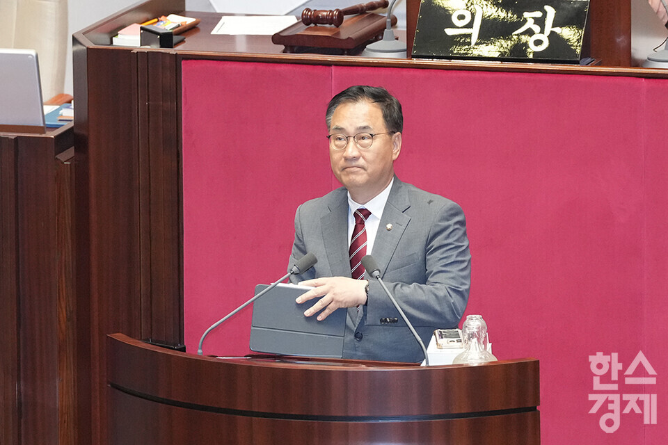 국민의힘 최형두 의원이 21일 서울 여의도 국회 본청에서 제428회 국회(임시회) 제1차 본회의서 한국교육방송공사법 일부개정법률안(대안) 관련 필리버스터(무제한 토론을 통한 합법적인 의사진행 방해)를 하고  있다. /최대성 기자 dpdaesung@sporbiz.co.kr 2025.08.21.