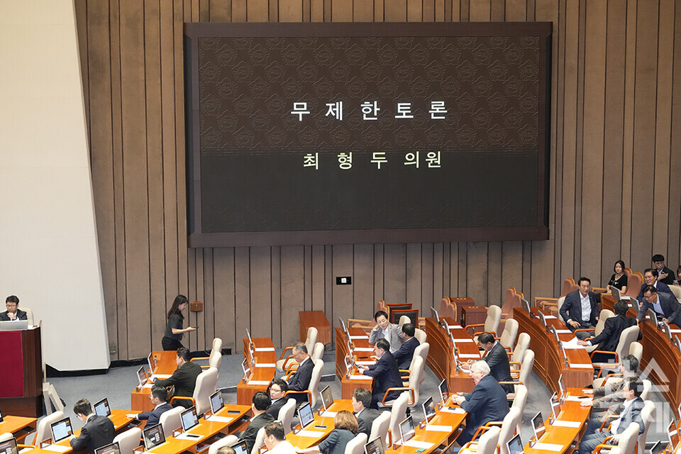 국민의힘 최형두 의원이 21일 서울 여의도 국회 본청에서 제428회 국회(임시회) 제1차 본회의서 한국교육방송공사법 일부개정법률안(대안) 관련 필리버스터(무제한 토론을 통한 합법적인 의사진행 방해)를 하고  있다. /최대성 기자 dpdaesung@sporbiz.co.kr 2025.08.21.