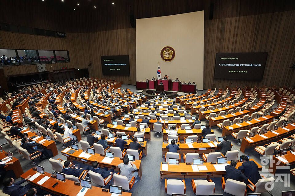 국민의힘 최형두 의원이 21일 서울 여의도 국회 본청에서 제428회 국회(임시회) 제1차 본회의서 한국교육방송공사법 일부개정법률안(대안) 관련 필리버스터(무제한 토론을 통한 합법적인 의사진행 방해)를 하고  있다. /최대성 기자 dpdaesung@sporbiz.co.kr 2025.08.21.