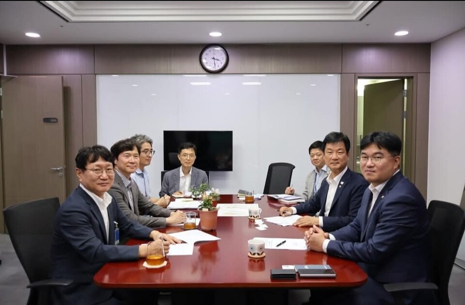 박균택 의원(오른쪽 가운데)이 LH광주전남본부를 방문해 송정리역 일대  KTX선도지구 개발사업 필요성을 설명하고 있다. /사진=박 의원실