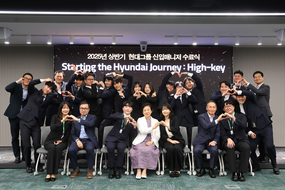 현정은 현대그룹 회장 신입 매니저 교육수료식 참석 사진 / 현대 그룹