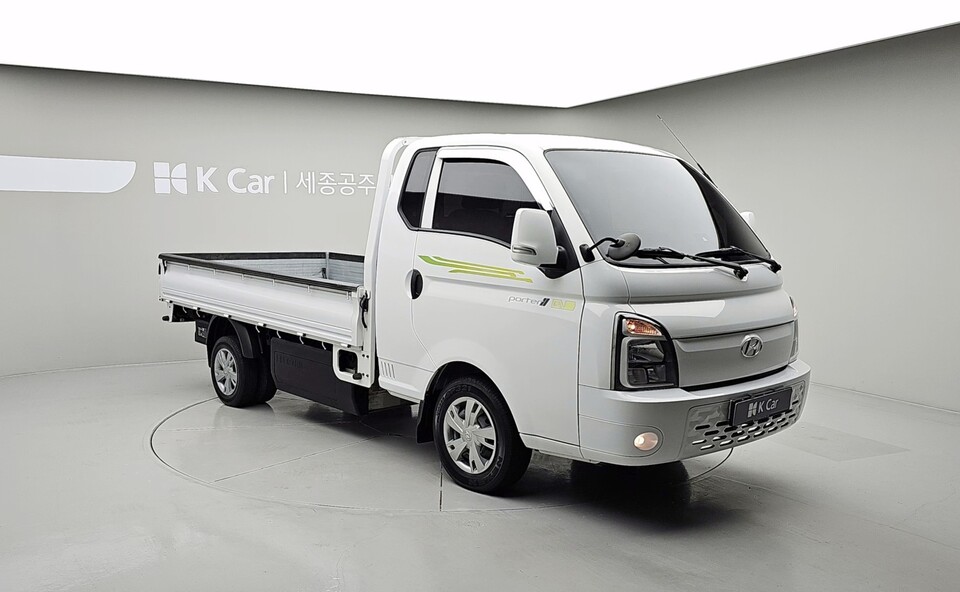 케이카가 올해 상반기 국내 상용 화물차 시세와 거래 데이터를 분석한 결과, 전반적인 시장 침체 속에서도 전기 화물차만이 뚜렷한 시세 상승세를 보인 것으로 나타났다./ 케이카