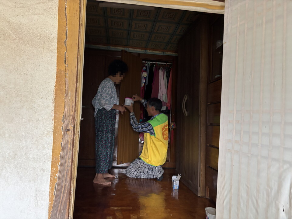 주거환경개선 물품꾸러미를 전달 사업 .사진=영양군 재공