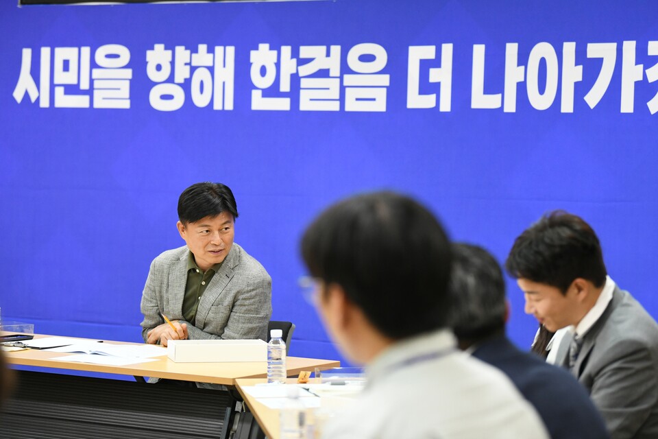 부천시(시장 조용익)가 민원 현장을 행정의 최전선으로 규정하고, 시민과의 소통·공감을 최우선 과제로 삼고 있다./ 부천시 제공