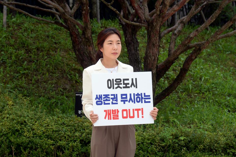 전예슬 의원은 “지난 5월 조건부 심의 후 실제로는 오산시와 사업자 간 충분한 협의가 없었다”며 “공해와 교통지옥을 유발하는 물류센터 설립에 오산시는 반대한다”고 강조했다./ 오산시의회 제공