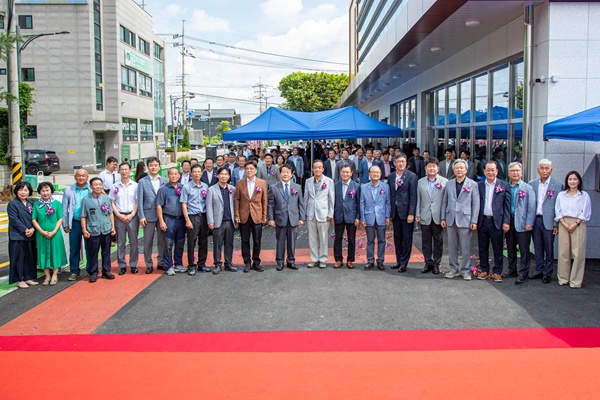 성남시의회(의장 직무대리 부의장 안광림)가 20일 수정구 시흥동에서 열린 성남농협 ‘영농자재백화점’ 준공식에 참석해 지역 농업인의 숙원사업이 결실을 맺은 것을 함께 축하했다./ 성남시의회 제공