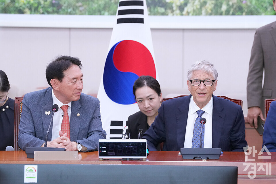 빌 게이츠 게이츠재단 이사장(오른쪽)이 21일 오후 서울 여의도 국회에서 열린 외교통일위원회와의 간담회에 참석해 모두발언을 하고  있다. /최대성 기자 dpdaesung@sporbiz.co.kr 2025.08.21.
