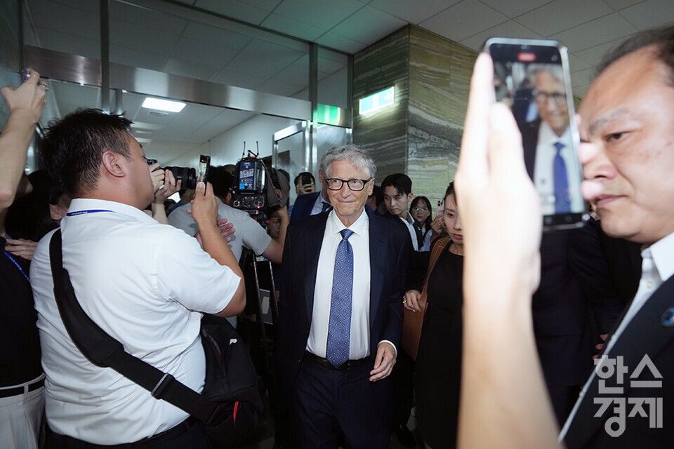 빌 게이츠 게이츠재단 이사장이 21일 오후 서울 여의도 국회에서 열린 외교통일위원회와의 간담회에 참석하기 위해 인파를 뚫고 입장하고  있다. /최대성 기자 dpdaesung@sporbiz.co.kr 2025.08.21.