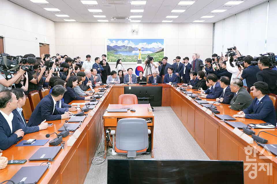 21일 오후 서울 여의도 국회에서 열린 외교통일위원회와 게이츠제단과의 간담회가 열리고 있다. 이날 빌 게이츠 게이츠재단 이사장이 참석하고 있다. /최대성 기자 dpdaesung@sporbiz.co.kr 2025.08.21.