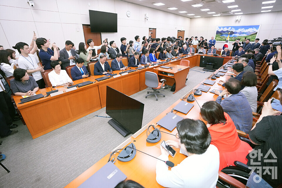 21일 오후 서울 여의도 국회에서 열린 외교통일위원회와 게이츠제단과의 간담회가 열리고 있다. 이날 빌 게이츠 게이츠재단 이사장이 참석하고 있다. /최대성 기자 dpdaesung@sporbiz.co.kr 2025.08.21.