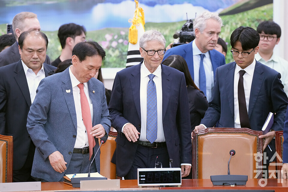 김석기 외교통일위원회 위원장과 빌 게이츠 게이츠재단 이사장이 21일 오후 서울 여의도 국회에서 열린 간담회에 참석하고 있다. /최대성 기자 dpdaesung@sporbiz.co.kr 2025.08.21.
