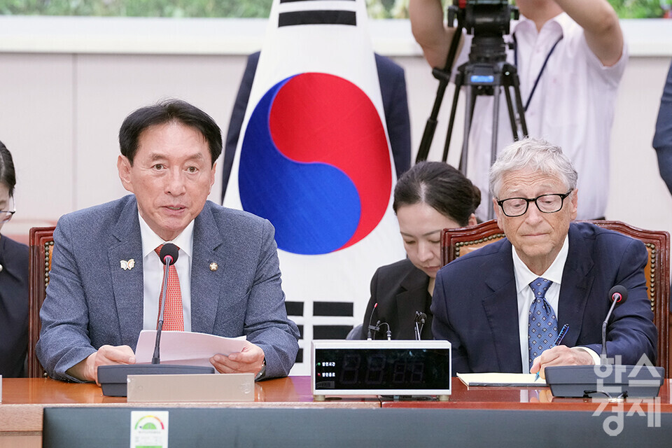 김석기 외교통일위원회 위원장이 21일 오후 서울 여의도 국회에서 열린 간담회에서 모두발언을 하고 있다. 오른쪽은 빌 게이츠 게이츠재단 이사장. /최대성 기자 dpdaesung@sporbiz.co.kr 2025.08.21.