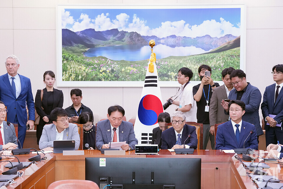 김석기 외교통일위원회 위원장이 21일 오후 서울 여의도 국회에서 열린 간담회에서 모두발언을 하고 있다. 오른쪽은 빌 게이츠 게이츠재단 이사장. /최대성 기자 dpdaesung@sporbiz.co.kr 2025.08.21.