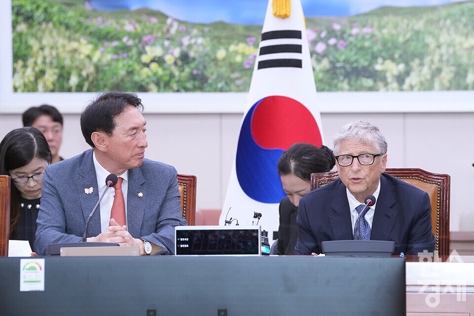 빌 게이츠 게이츠재단 이사장(오른쪽)이 21일 오후 서울 여의도 국회에서 열린 외교통일위원회와의 간담회에 참석해 모두발언을 하고  있다. /최대성 기자 dpdaesung@sporbiz.co.kr 2025.08.21.