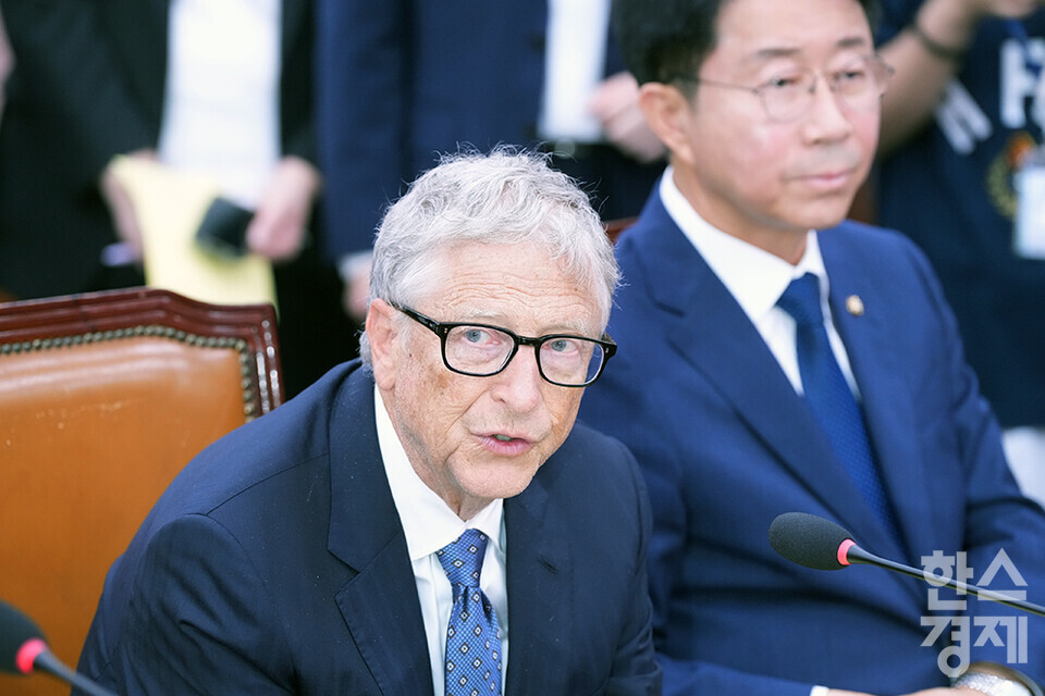 빌 게이츠 게이츠재단 이사장(오른쪽)이 21일 오후 서울 여의도 국회에서 열린 외교통일위원회와의 간담회에 참석해 모두발언을 하고  있다. /최대성 기자 dpdaesung@sporbiz.co.kr 2025.08.21.
