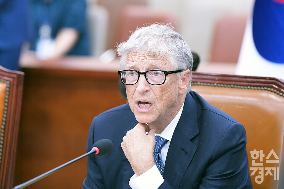 빌 게이츠 게이츠재단 이사장(오른쪽)이 21일 오후 서울 여의도 국회에서 열린 외교통일위원회와의 간담회에 참석해 모두발언을 하고  있다. /최대성 기자 dpdaesung@sporbiz.co.kr 2025.08.21.