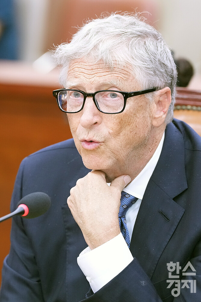 빌 게이츠 게이츠재단 이사장(오른쪽)이 21일 오후 서울 여의도 국회에서 열린 외교통일위원회와의 간담회에 참석해 모두발언을 하고  있다. /최대성 기자 dpdaesung@sporbiz.co.kr 2025.08.21.