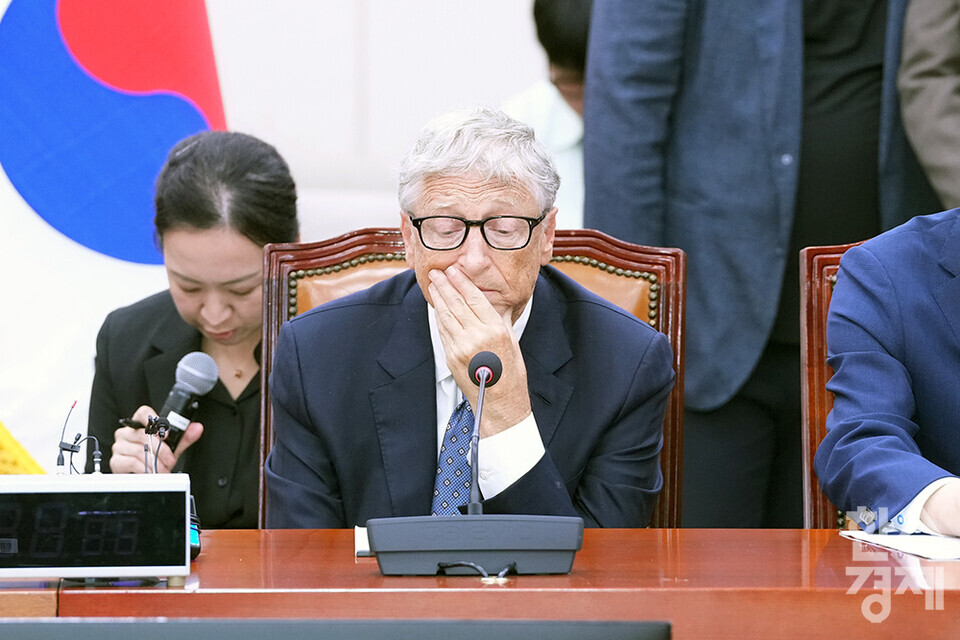 빌 게이츠 게이츠재단 이사장(오른쪽)이 21일 오후 서울 여의도 국회에서 열린 외교통일위원회와의 간담회에 참석해 모두발언을 하고  있다. /최대성 기자 dpdaesung@sporbiz.co.kr 2025.08.21.