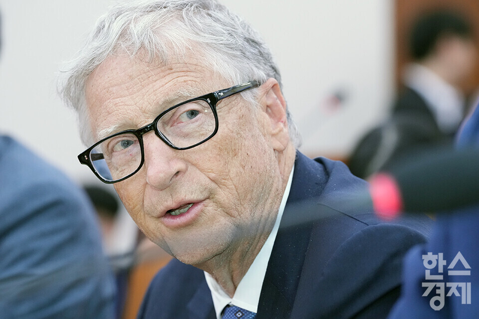 `빌 게이츠 게이츠재단 이사장(오른쪽)이 21일 오후 서울 여의도 국회에서 열린 외교통일위원회와의 간담회에 참석해 모두발언을 하고  있다. /최대성 기자 dpdaesung@sporbiz.co.kr 2025.08.21.