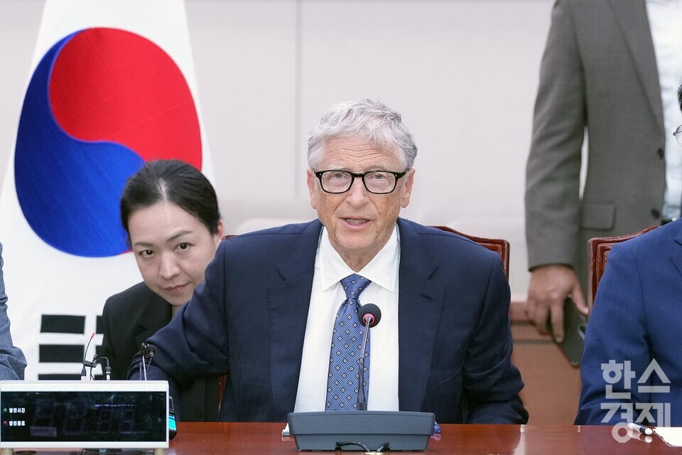빌 게이츠 게이츠재단 이사장(오른쪽)이 21일 오후 서울 여의도 국회에서 열린 외교통일위원회와의 간담회에 참석해 모두발언을 하고  있다. /최대성 기자 dpdaesung@sporbiz.co.kr 2025.08.21.